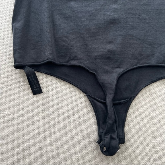 SKIMS Essential Crewneck Sleeveless Bodysuit - Picture 8 of 9